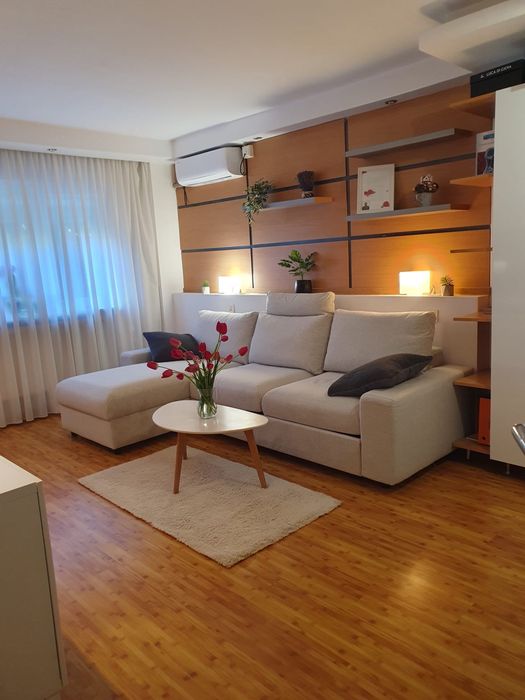 Vând apartament cu 3 camere decomandat Valea Roșie