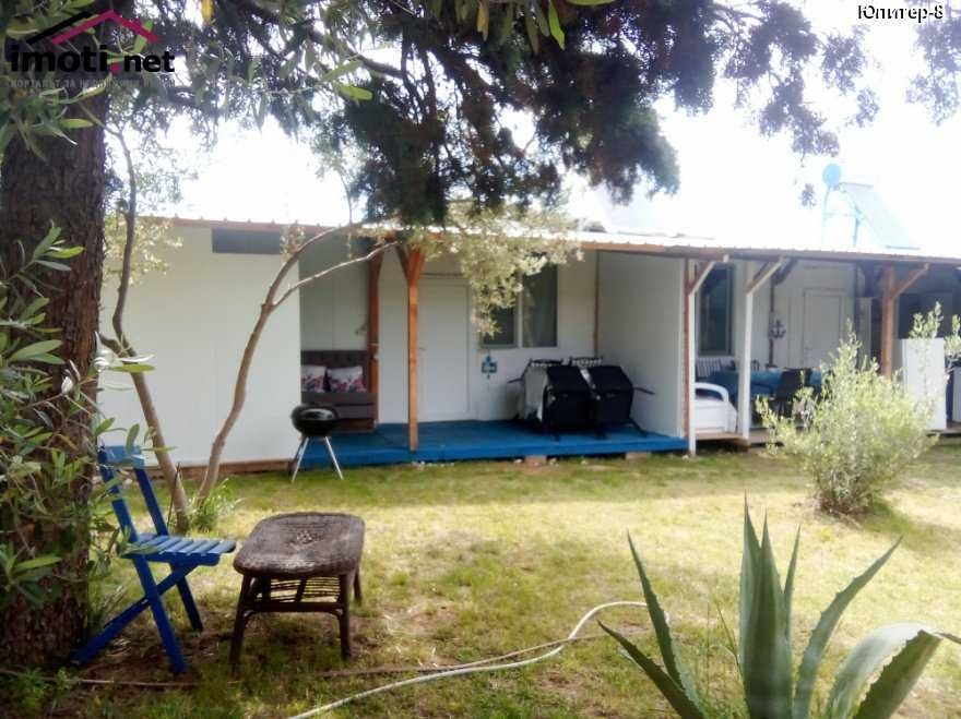 Продава бунгало с веранда в Кариани до брега.