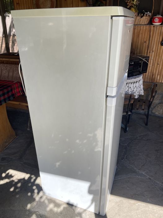 Хладилник с горна камера