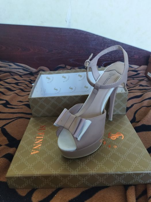 Босоножки на шпильке