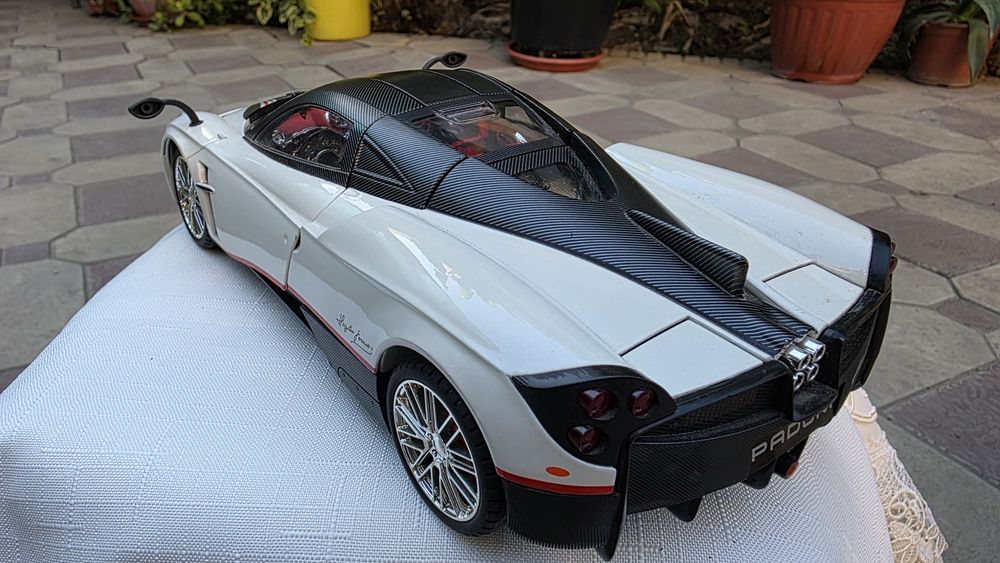 коллекционная модель автомобиля Pagani Huayra в