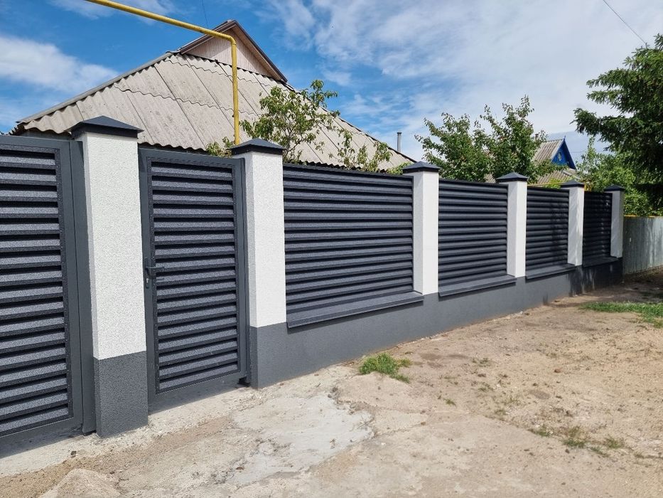 Construim garduri si porti din sipca metalica, panouri stil jaluzele,