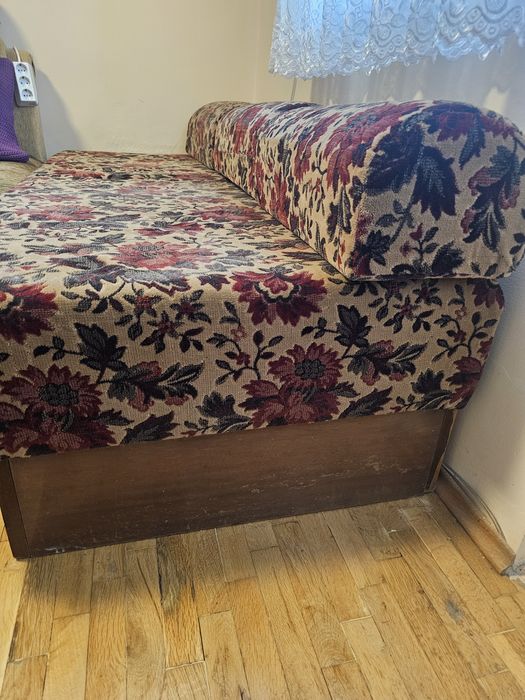 Диван с място за съхранение