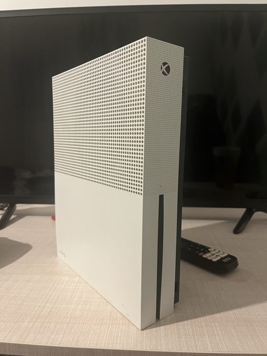 Xbox One S 1TB.