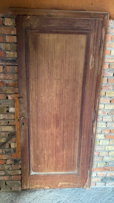 Врата с каса-махагон