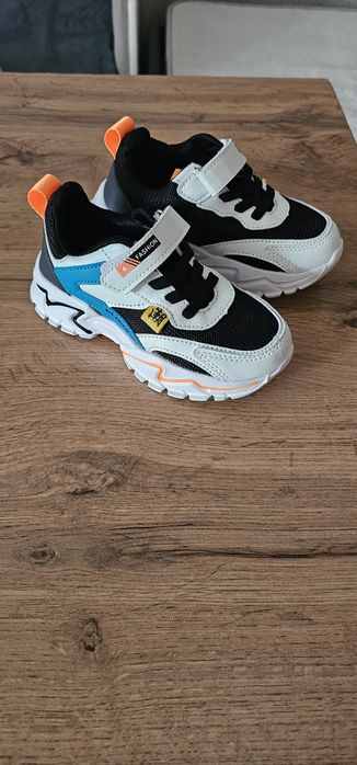 Продам кроссовки на мальчика новые