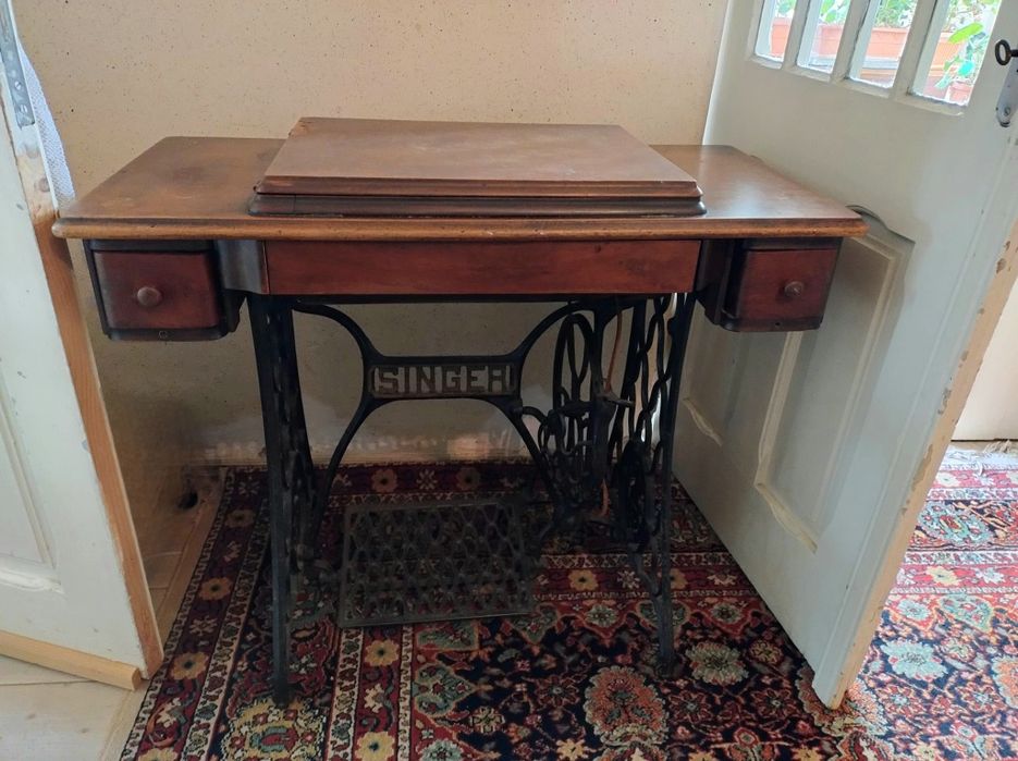Mașină de cusut Singer originală, antică (~1910), mobilier din lemn