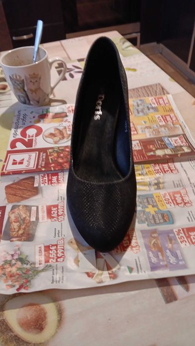 Обувки чисто нови