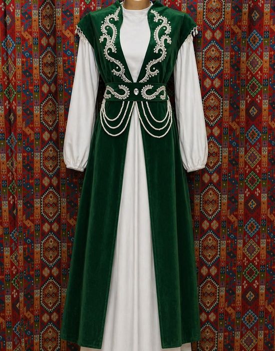 Қазақша көйлек шапанымен