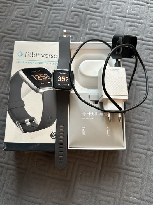Смарт-часы Fitbit Versa черный
