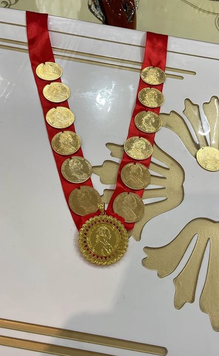 Vând monede placate cu aur 24k Franc Ios
Am monede mari cât și mici 
T