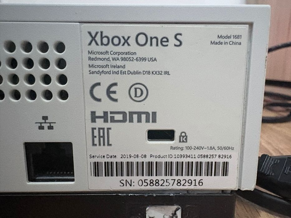 Xbox one s + игра и джойстик