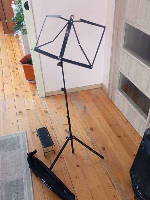 Стойка за ноти, тунер и стойка за крак