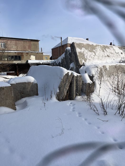 Колона со стаканами и стеновой панел
