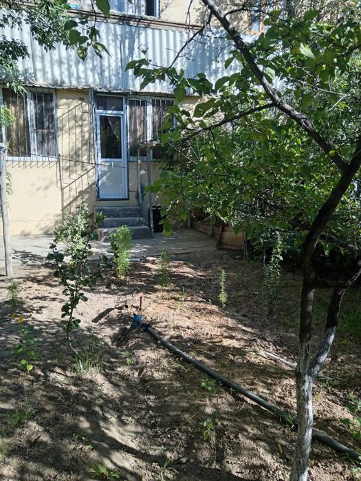 Zarafshon shahri 3 mkr 3-dom 6-kvartira uy holati yaxshi, 1-etajda