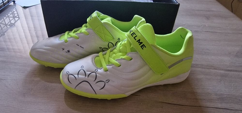 Нови стоножки Kelme 35 номер