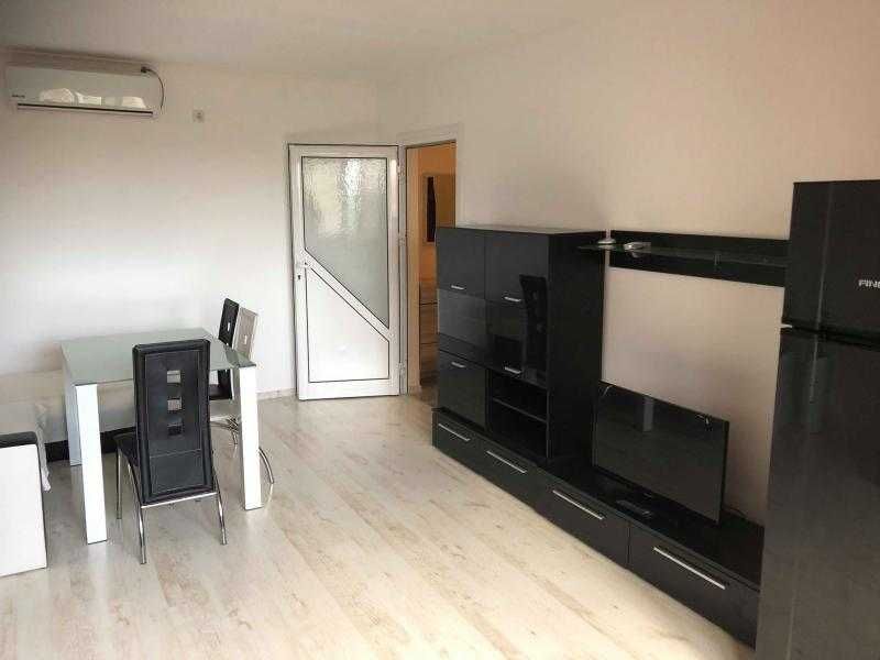 Дава се под наем Тристаен апартамент в Бургас, Изгрев - 80 кв.м за 357 € - Снимка #1