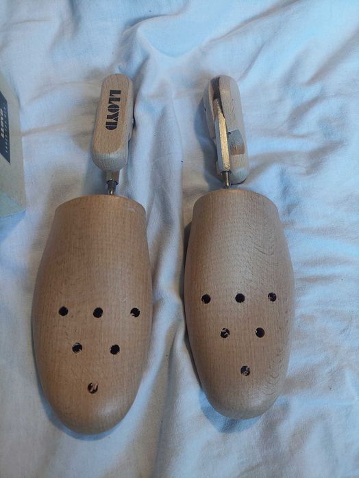 грижи и оборудване бежово LLOYD дървено дърво за обувки мъже.