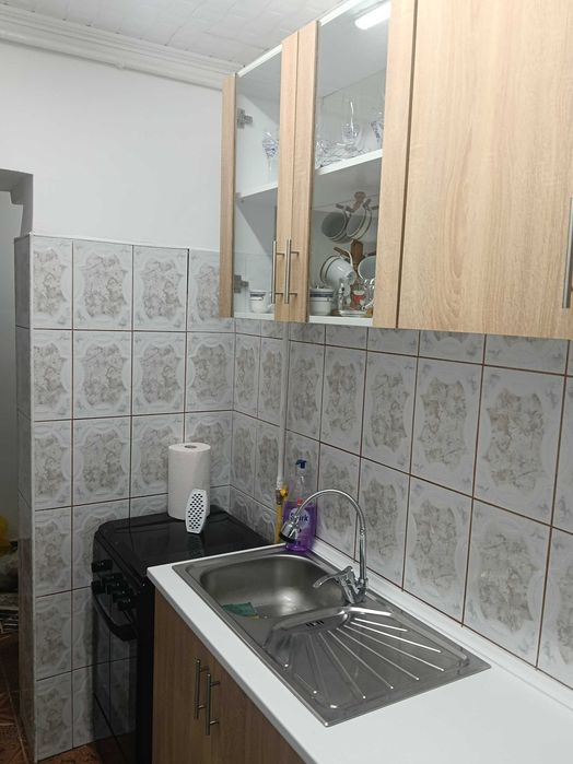 Închiriez apartament cu 2 camere