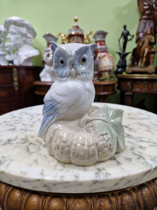 Прекрасна антикварна испанска порцеланова фигура Valencia