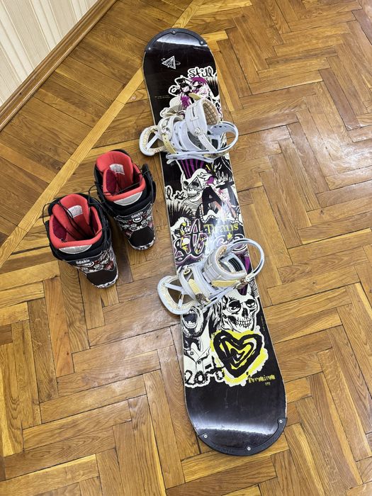 Сноуборд с креплениями и ботинками