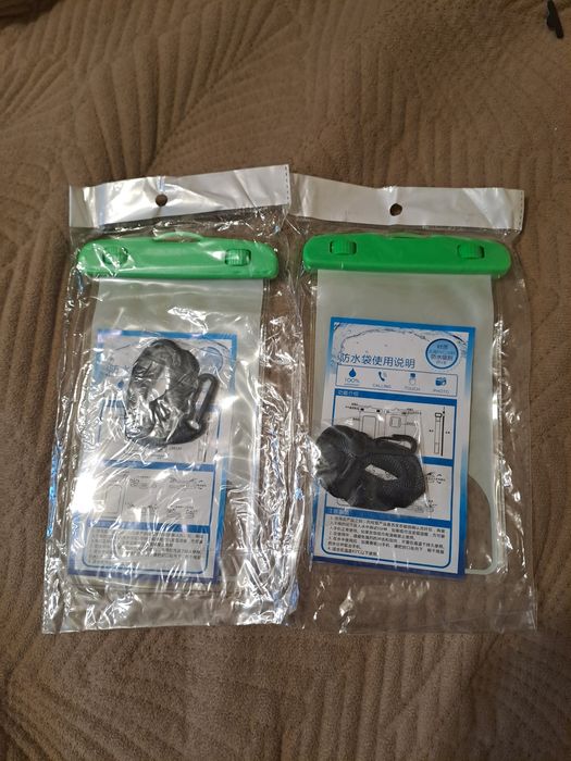 Два водонепроницаемых чехла.