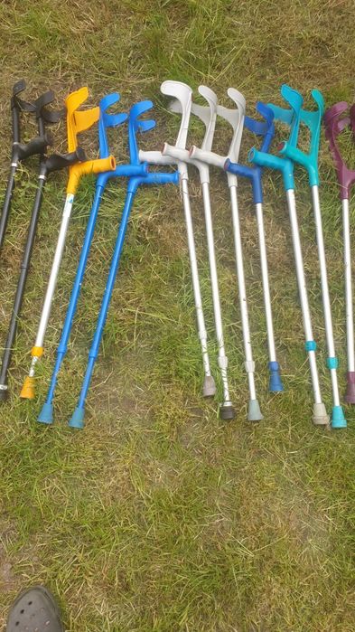 Cârje  carjă ca noi și orteza  orteza pentru imobilizarea la  calcai