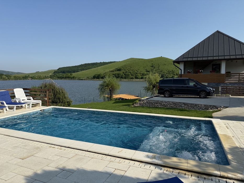 Inchiriez Villa Moderna cu Piscina pe malu Lacului Geaca  Jud  Cluj * 9-13 pers capacitate *