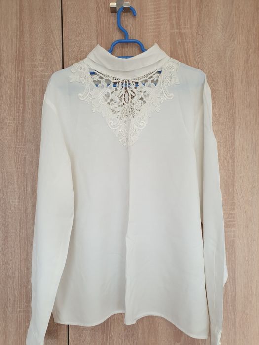 Vand bluze albe (totul 50 de lei)