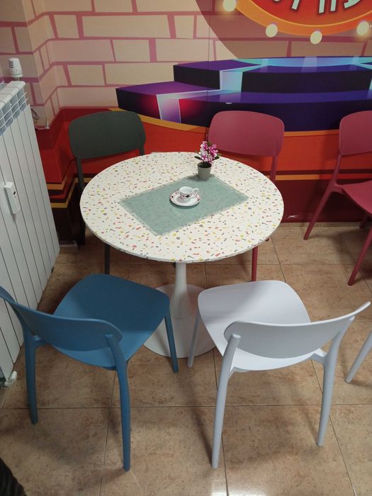 Кръгла бяла маса с 4 стола