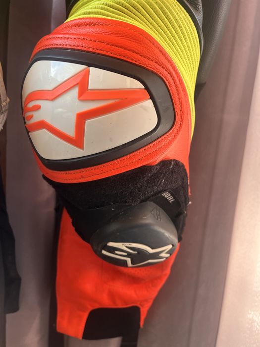 Продавам Цял Кожен Екип Alpinestars GP Plus V3 (Размер 52) и Ботуши Alpinestars SMX Plus V2 43