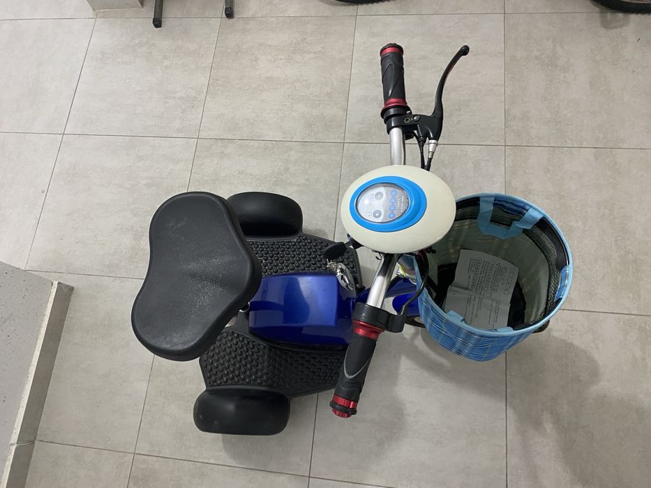 электроскутер трехколесный