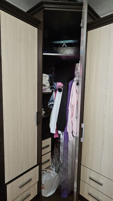 Шкаф угловой, распашной