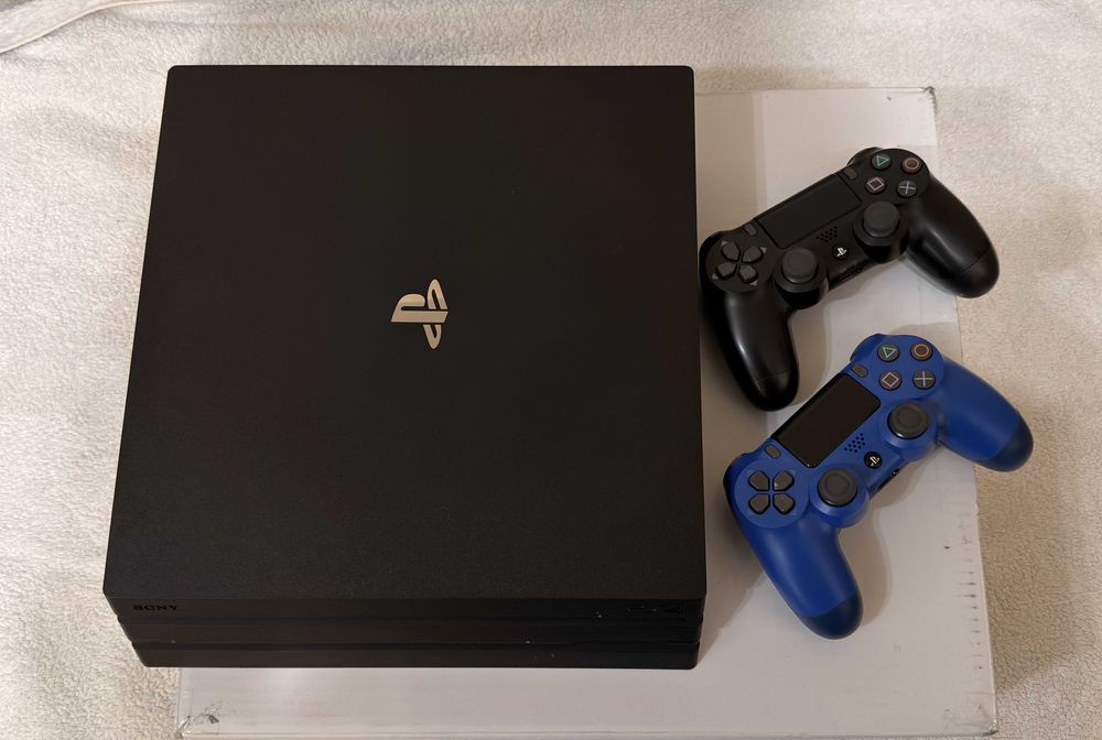 отличен PS 4 Pro, low firmware, подаръци FC 26+други игри