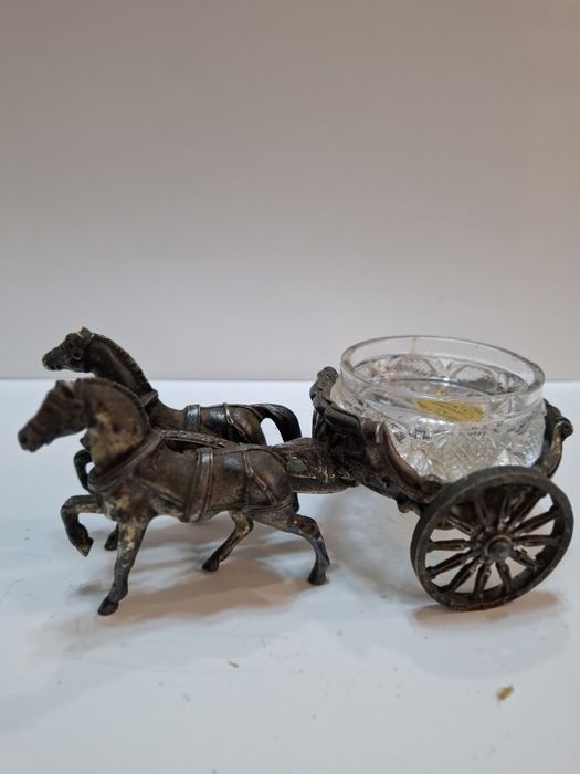 Колесница в римски стил, теглена от два коня.