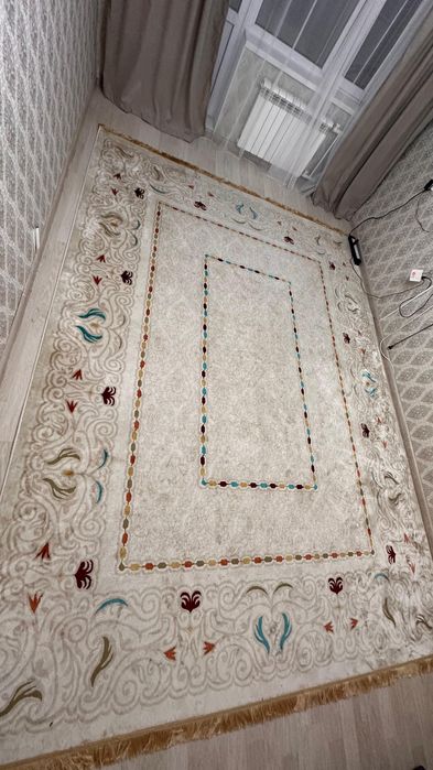 Продам светлый чистый ковер