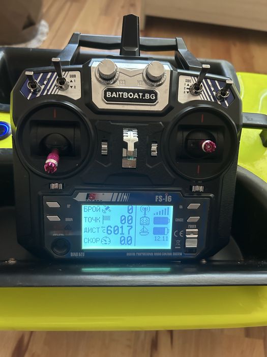 Лодка за захранка със gps и автопилот