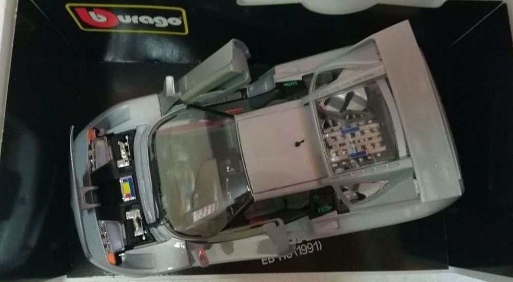 Macheta auto Bugatti EB110 (1991) la scara 1:18 produsă de Bburago