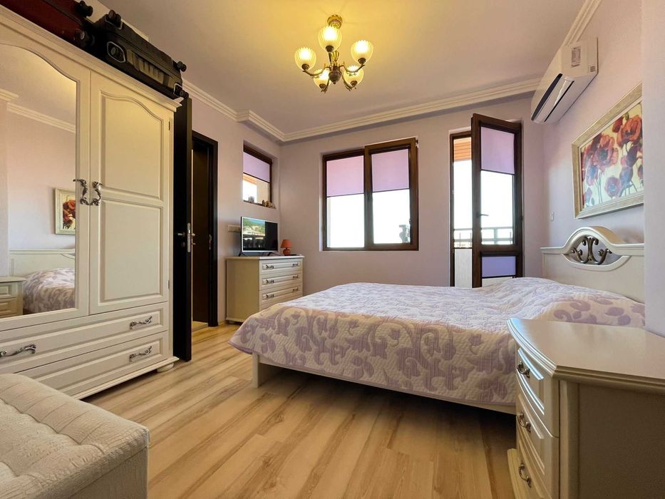 Четиристаен апартамент над яхтено пристанище, Гледка море, Втора линия