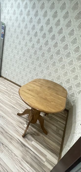 Продам стол и стулья гостиные