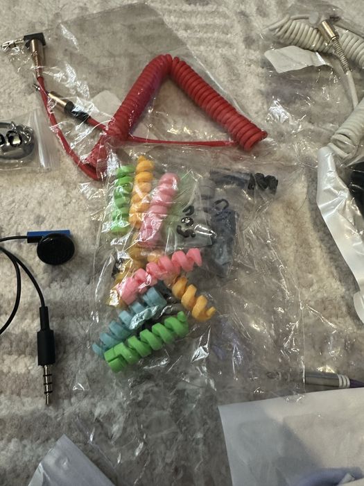 Чехлы для наушников , провода