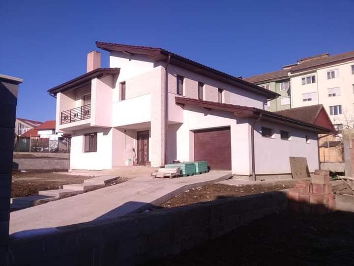 Construcții case la roșu