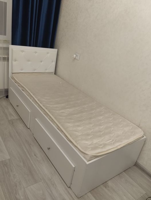 Односпальная кровать с ящиками