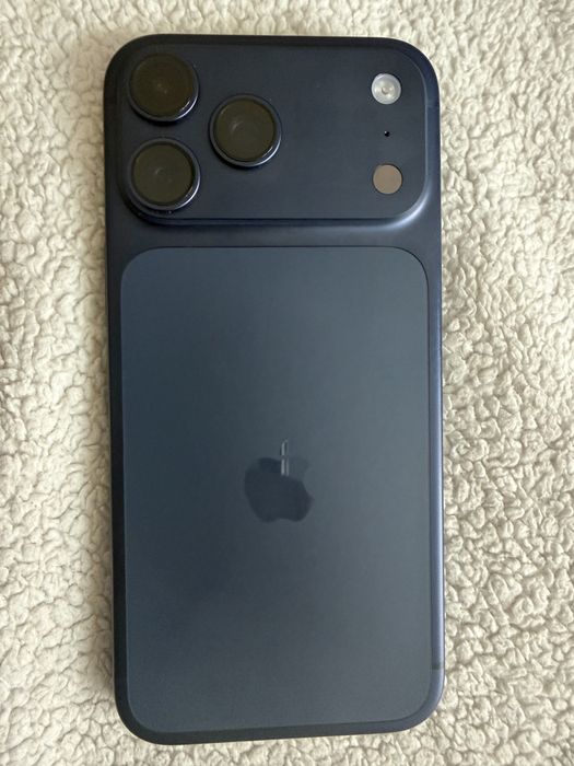 Iphone 17 pro max Deep Blue 256, ca nou,impecabil,viata bateriei100% fara garantie
