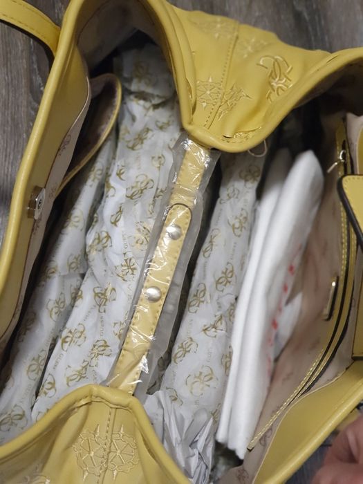 Geanta Guess, noua cu etichetă