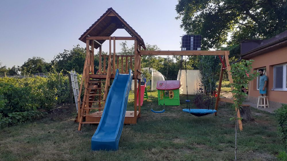 Loc de joaca cu tobogan si leagane