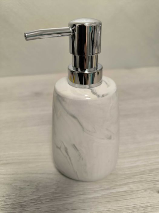 Дозатор за течен сапун и чашка