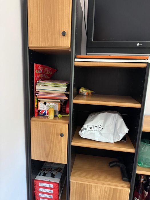 Bibliotecă cu compartimente pentru depozitare