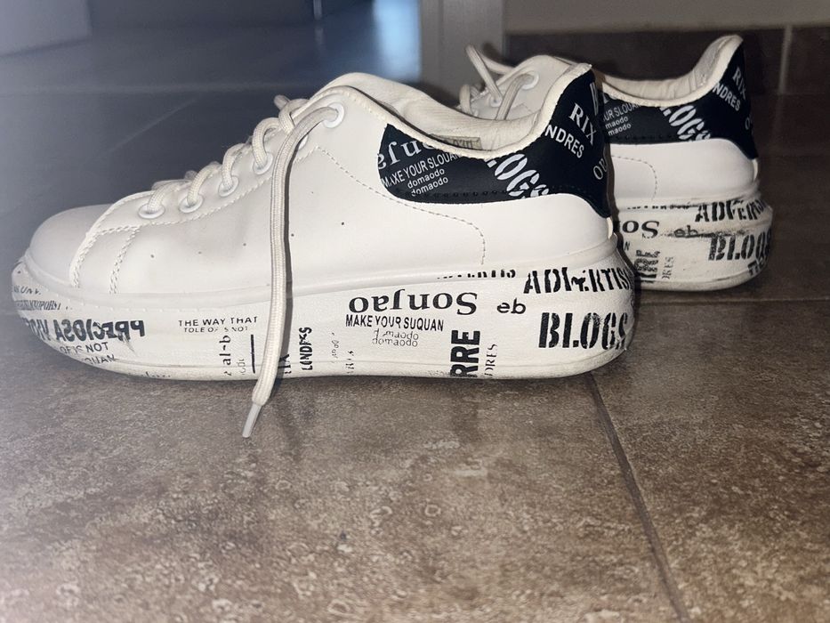 Бели обувки с надписи