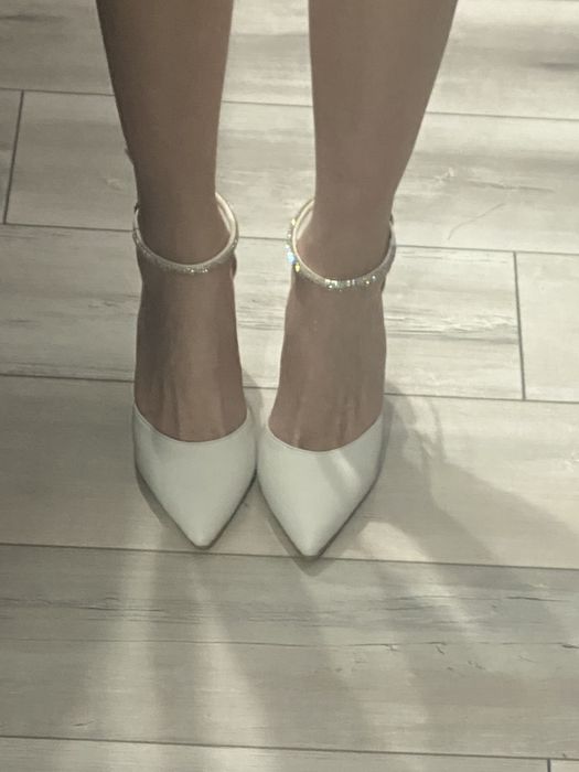 Pantofi albi de mireasa